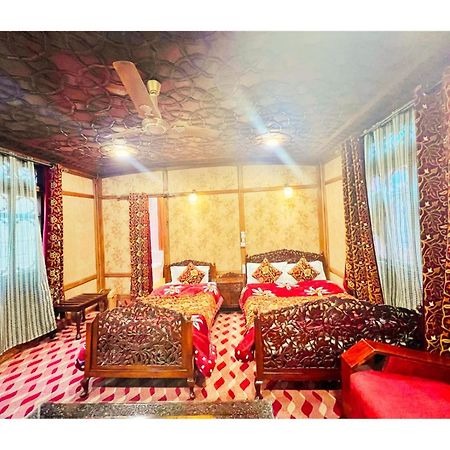 Отель Mossess Group Of Houseboats Сринагар Экстерьер фото