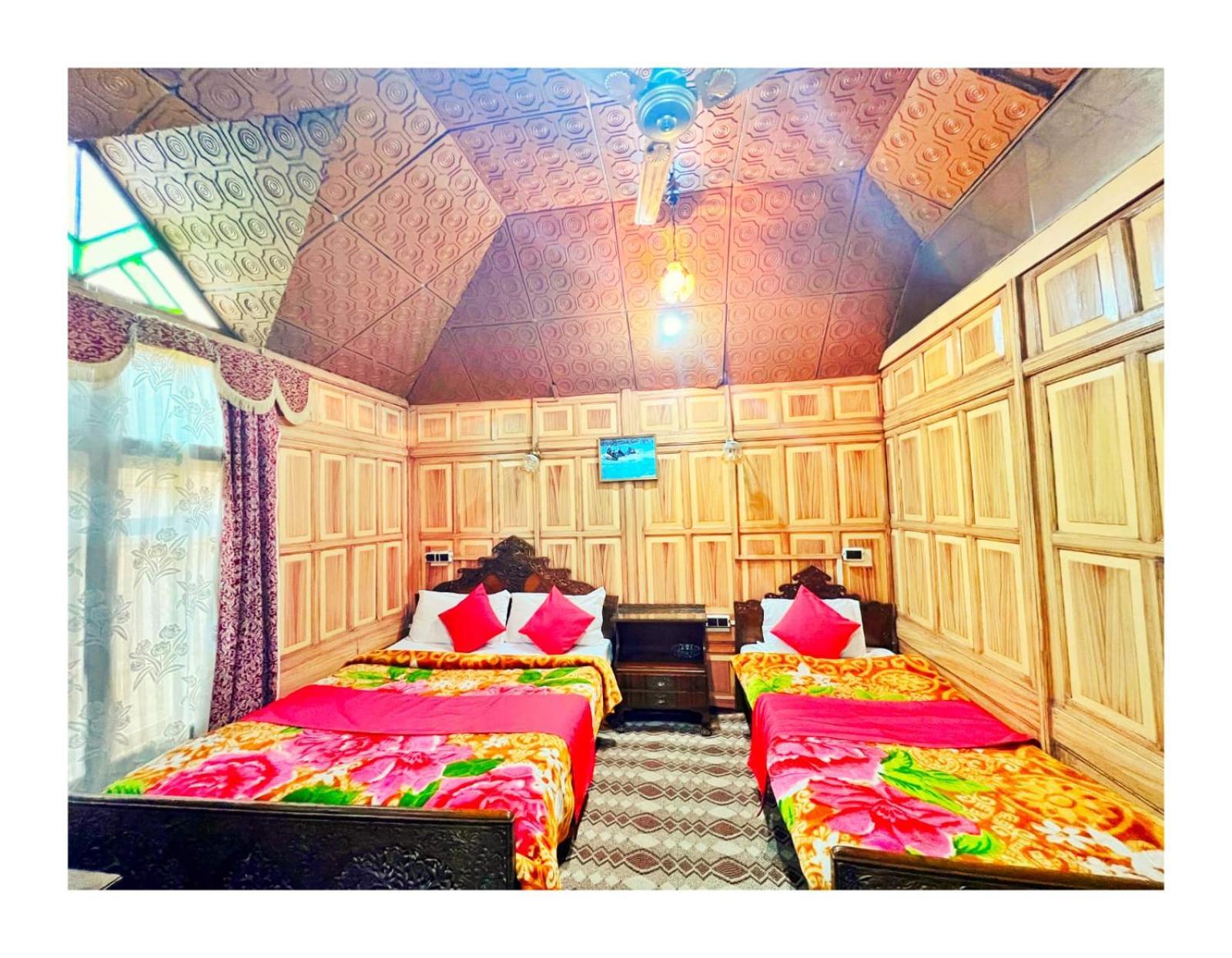 Отель Mossess Group Of Houseboats Сринагар Экстерьер фото