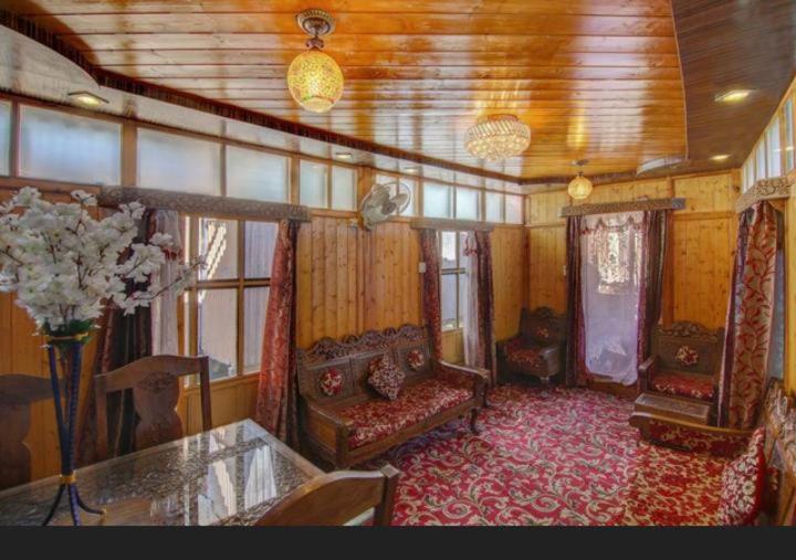 Отель Mossess Group Of Houseboats Сринагар Экстерьер фото